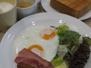 「ガスト 目玉焼き＆ベーコンソーセージセット」のクチコミ画像 by taktak99さん