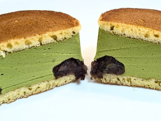 「ファミリーマート 極厚 どら焼きバーガー 宇治抹茶ムース＆つぶあん」のクチコミ画像 by はるなつひさん