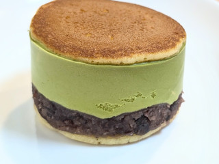 「ファミリーマート 極厚 どら焼きバーガー 宇治抹茶ムース＆つぶあん」のクチコミ画像 by はるなつひさん