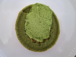 「ローソン Uchi Cafe’ × 森半 濃いお抹茶ロールケーキ お抹茶ソース入り」のクチコミ画像 by フローライトさん