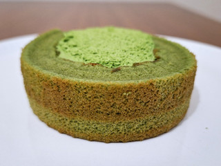 「ローソン Uchi Cafe’ × 森半 濃いお抹茶ロールケーキ お抹茶ソース入り」のクチコミ画像 by フローライトさん