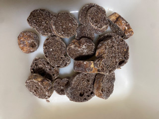 「ファミリーマート ホワイトチョコパウダーをまとった しみこみショコララスク」のクチコミ画像 by gologoloさん