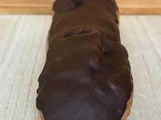 「モンテール 小さな洋菓子店 珈琲を食べるエクレア カフェモカ」のクチコミ画像 by パン太郎さん