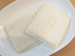 「ヤマザキ ランチパック カシスフロマージュとカシスホイップ」のクチコミ画像 by はるなつひさん