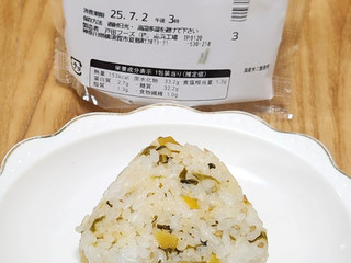 「ファミリーマート 高菜たくあんおむすび」のクチコミ画像 by みにぃ321321さん