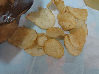 「カルビー 堅あげポテト 海老塩にんにく味 袋60g」のクチコミ画像 by ハムちゃんハムジさん