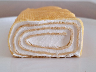 「セブン＆アイ セブンプレミアム もちもち食感のくるくるミルクレープ」のクチコミ画像 by フローライトさん