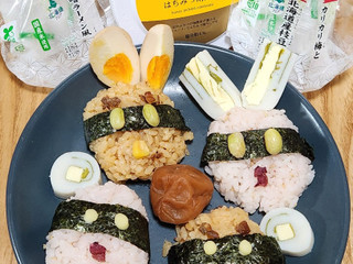 ニューデイズ カリカリ梅と北海道産枝豆おにぎり（ニューデイズ