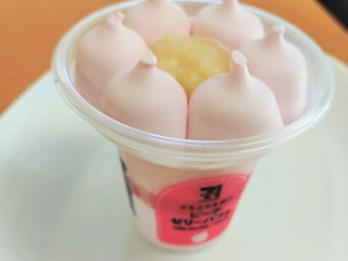 「セブン＆アイ セブンプレミアム ぷるぷる食感のピーチゼリーパフェ」のクチコミ画像 by はるなつひさん