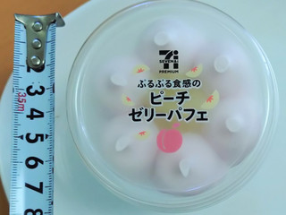 「セブン＆アイ セブンプレミアム ぷるぷる食感のピーチゼリーパフェ」のクチコミ画像 by はるなつひさん