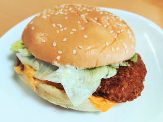 「バーガーキング チーズ・クラシック スモーキーフライドチキンバーガー」のクチコミ画像 by はるなつひさん