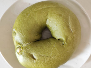 「BAGEL&BAGEL ベーグル 天空の抹茶とホワイトチョコレート 1個」のクチコミ画像 by まめぱんださん