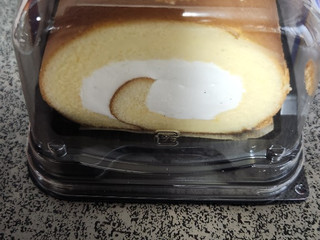 中評価】ヤマザキ ホイップクリームロールケーキ バニラシード入りの