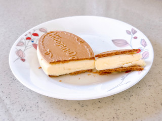 「ハーゲンダッツ クリスピーサンド ゆずホワイトショコラ 箱60ml」のクチコミ画像 by むぎっこさん