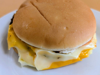 「マクドナルド チーズチーズダブルチーズバーガー」のクチコミ画像 by はるなつひさん