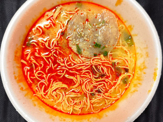 「ファミリーマート 江頭2：50監修 激辛豚骨ラーメン」のクチコミ画像 by 麺大好きさん