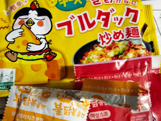 「三養ジャパン チーズブルダック炒め麺 袋140g」のクチコミ画像 by おうちーママさん