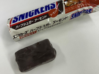 「マース スニッカーズ ハーフシュガーアーモンド 2本」のクチコミ画像 by しとらねこさん