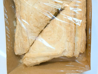 「セブン＆アイ セブンプレミアム 三角おさつパイ 2個」のクチコミ画像 by はるなつひさん