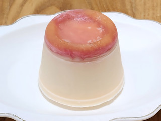 「メイトー メイトーのなめらかプリン 山梨県産すももソース カップ105g」のクチコミ画像 by みにぃ321321さん