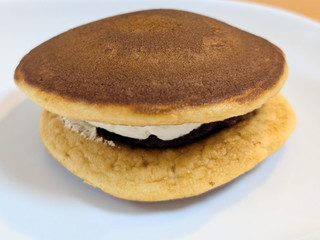 「セブン-イレブン 王道の生どら焼 粒あん＆ホイップ」のクチコミ画像 by はるなつひさん