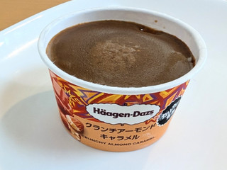 「ハーゲンダッツ ミニカップ クランチアーモンドキャラメル カップ92ml」のクチコミ画像 by はるなつひさん