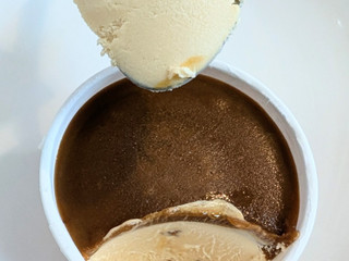 「ハーゲンダッツ ミニカップ クランチアーモンドキャラメル カップ92ml」のクチコミ画像 by はるなつひさん