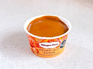 「ハーゲンダッツ ミニカップ クランチアーモンドキャラメル カップ92ml」のクチコミ画像 by むぎっこさん