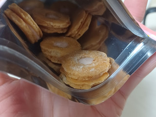 「ブルボン ミニチーズおかき たらこバター風味 袋24g」のクチコミ画像 by MJ元メロンパン好きさん