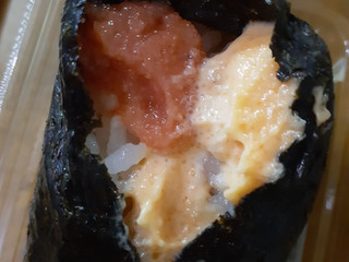 「セブン-イレブン 旨さ相盛おむすび 明太マヨネーズとたらこ」のクチコミ画像 by 祐也ちくわさん