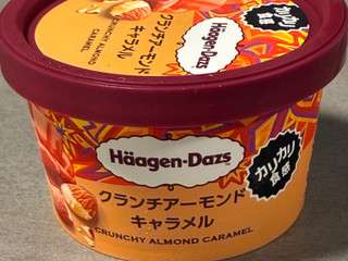 「ハーゲンダッツ ミニカップ クランチアーモンドキャラメル カップ92ml」のクチコミ画像 by chickyさん
