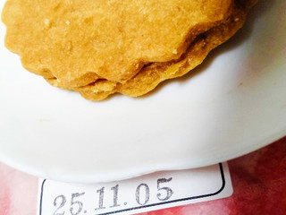 「シヅカ洋菓子店 サンドビスケット カシスジャム・ハニービスケット」のクチコミ画像 by おうちーママさん