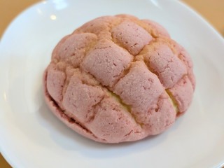 「Pasco ホイップメロンパン あまおう苺 袋1個」のクチコミ画像 by はるなつひさん