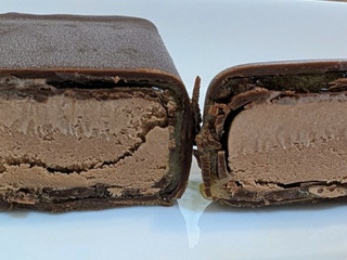 「ハーゲンダッツ バー ザッハトルテ 箱74ml」のクチコミ画像 by はるなつひさん