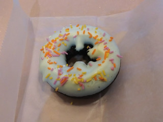 「ミスタードーナツ カラフルホワイトチョコレート」のクチコミ画像 by きじのゆめさん