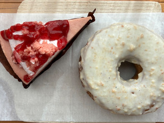 「スターバックス ホワイトチョコマカダミアドーナツ」のクチコミ画像 by パン太郎さん