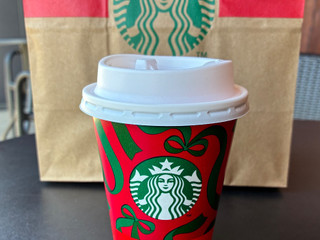 「スターバックス ストロベリー ムース & ジョイフルメドレー ティー ラテ」のクチコミ画像 by パン太郎さん