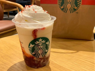 「スターバックス ストロベリー & ジョイフルメドレー ティー フラペチーノ」のクチコミ画像 by はるなつひさん