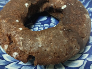 「ヤマザキ ドーナツステーション オールドファッションドーナツ ダブルチョコ ウインターパッケージ 袋1個」のクチコミ画像 by くくみやさん