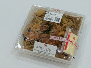 「セブン-イレブン 旨辛豚キムチ焼そば マヨネーズ付き」のクチコミ画像 by ばぶたろうさん