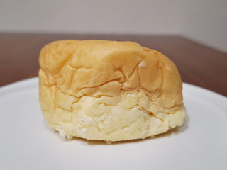 「八天堂 冷やして食べるとろけるくりーむパン ミルクティー」のクチコミ画像 by フローライトさん