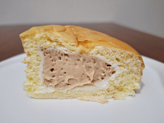 「八天堂 冷やして食べるとろけるくりーむパン ミルクティー」のクチコミ画像 by フローライトさん