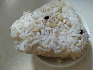 オリジン 十六穀の塩むすびの感想・クチコミ・商品情報【もぐナビ】