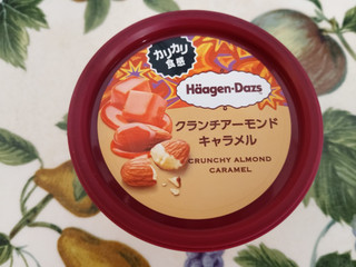 「ハーゲンダッツ ミニカップ クランチアーモンドキャラメル カップ92ml」のクチコミ画像 by のんこりんさん