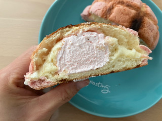 「Pasco ホイップメロンパン あまおう苺 袋1個」のクチコミ画像 by こつめかわうそさん