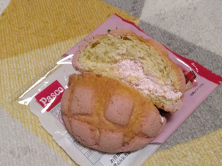 「Pasco ホイップメロンパン あまおう苺 袋1個」のクチコミ画像 by やっぺさん