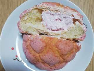 「Pasco ホイップメロンパン あまおう苺 袋1個」のクチコミ画像 by にくまるさん