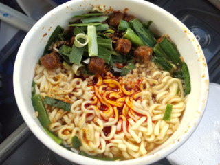 「ローソン 濃厚担々麺」のクチコミ画像 by モーパパさん