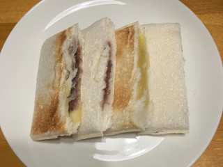 「ヤマザキ ランチパック 栗つぶ入りあんバターと芋あんバター」のクチコミ画像 by くりくりたるとさん