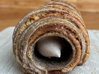 「セブン＆アイ セブンプレミアム ザクザクサンホルンチョコ風味ホイップ」のクチコミ画像 by パン太郎さん